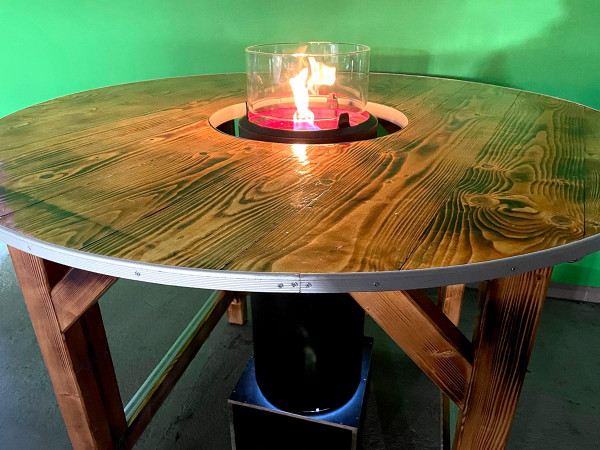 Rustikaler Flammenstehtisch