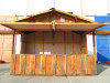 Rustikaler Holzmarkstand